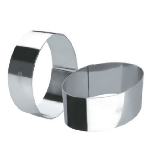 Piping bag, stainless steel piping nozzles, scoop, measuring spoons, Sieve, scale, squeeze Bottle and moulds.